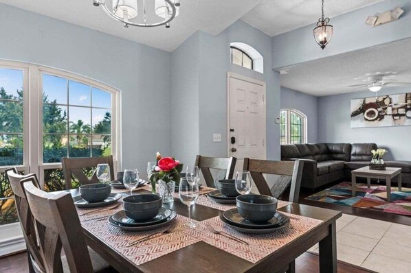 Dining - Legacy Park Villa: 5br, Pool, Spa & Near Disney 5 Bedroom Villa (Davenport)