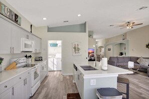 Villa, 4 chambres | Cuisine privée | Réfrigérateur, four, cafetière/bouilloire, grille-pain