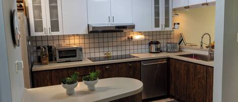Fridge, microwave, stovetop, dishwasher