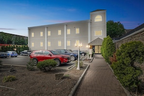Condo, 2 Bedrooms | Property grounds