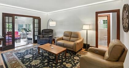 Charming Manville Heights Cottage Retreat 3 Bedroom Home