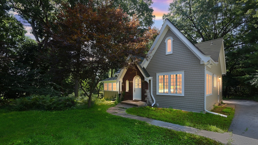 Charming Manville Heights Cottage Retreat 3 Bedroom Home