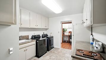 House, 3 Bedrooms | Private kitchen | Fridge, oven, coffee/tea maker, toaster