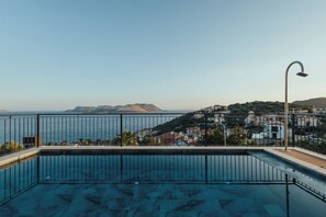 สระว่ายน้ำกลางแจ้งเปิดตามฤดูกาล