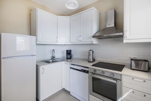 Mini-Kühlschrank, Mikrowelle, Ofen, Herdplatte