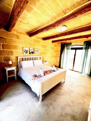 5 bedrooms, iron/ironing board, WiFi, bed sheets