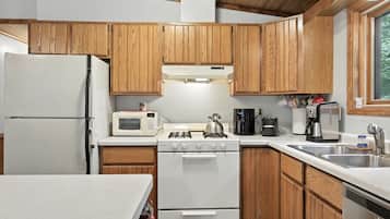 Cabin, 3 Bedrooms | Private kitchen | Fridge, oven, coffee/tea maker, toaster