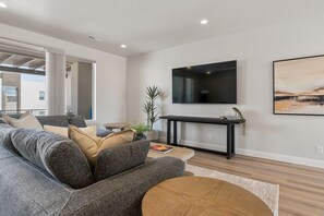 Casa geminada, 5 quartos | Área de estar | Smart TV
