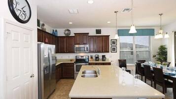 Private kitchen | Fridge, oven, coffee/tea maker, toaster