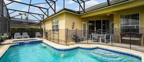 Villa, 4 habitaciones | Piscina | Una piscina al aire libre, una piscina climatizada