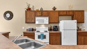 Villa, 4 habitaciones | Cocina privada | Refrigerador, horno, cafetera y tetera y tostadora