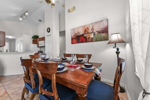 Villa, 4 Bedrooms | Tempat makan