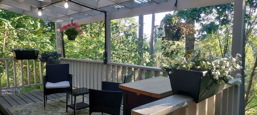 4-bedroom house in welcoming Kalama with AC, fitness room. Start your getaway