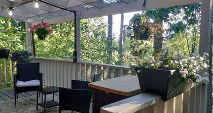 4-bedroom house in welcoming Kalama with AC, fitness room. Start your getaway