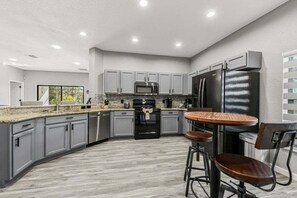 Huvila, 4 makuuhuonetta | Yksityinen keittiö | Jääkaappi, uuni, kahvin-/teenkeitin, leivänpaahdin