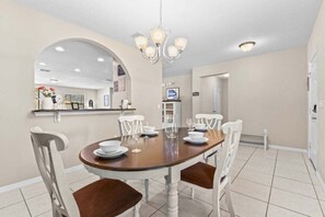 فيلا - ٦ غرف نوم | تناول الطعام