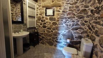 Dusch, hårtork, handdukar och tvål