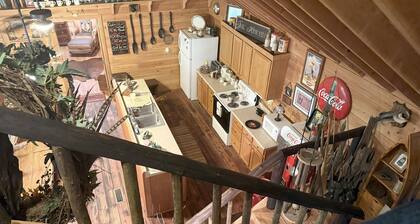 Peaceful 2BR Cabin Retreat in Tifton-Shady Pondside Getaway on Quiet Dirt road