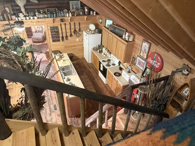 Peaceful 2BR Cabin Retreat in Tifton-Shady Pondside Getaway on Quiet Dirt road