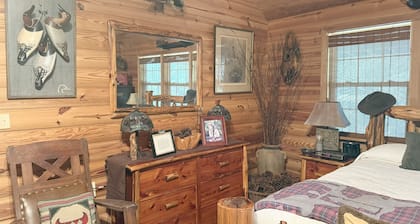 Peaceful 2BR Cabin Retreat in Tifton-Shady Pondside Getaway on Quiet Dirt road