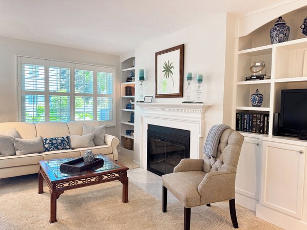 Smart TV, fireplace