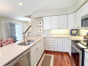 Refrigerador, microondas, horno, placa de cocina