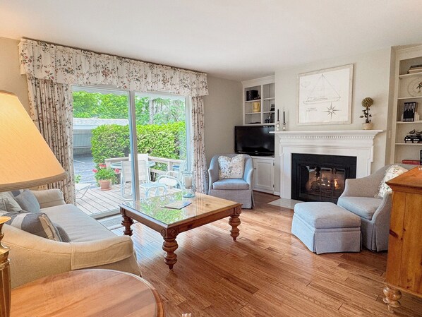 Smart TV, chimenea, libros