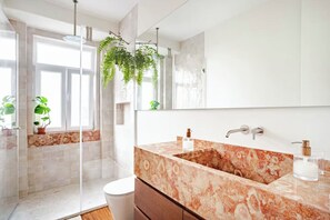 Sèche-cheveux, serviettes fournies, savon, papier toilette