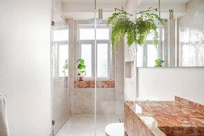Haartrockner, Handtücher, Seife, Toilettenpapier