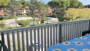 Un balcon donnant sur un quartier résidentiel, avec vue sur des maisons et des arbres.
