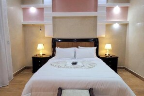 7 bedrooms, iron/ironing board, internet, bed sheets