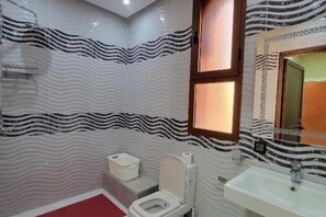 淋浴设施、吹风机、毛巾、肥皂