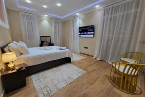 7 bedrooms, iron/ironing board, internet, bed sheets