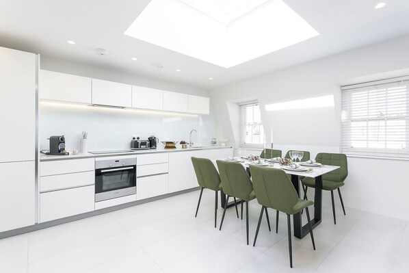 Deluxe Apartment, 3 Bedrooms, Balcony | Private kitchen