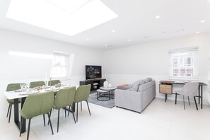 Deluxe Apartment, 3 Bedrooms, Balcony | Living area