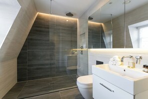 Deluxe Apartment, 3 Bedrooms, Balcony | Bathroom