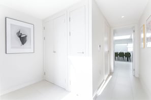 Apartemen Deluks, 3 kamar tidur, balkon | Brankas, kedap suara, setrika/meja setrika, dan Wi-Fi gratis