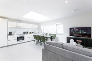 Deluxe Apartment, 3 Bedrooms, Balcony | In-room dining