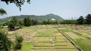 Un site archéologique doté de structures en terrasses et d’une plateforme d’observation.