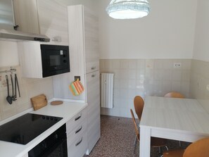 Kühlschrank, Mikrowelle, Ofen, Herdplatte