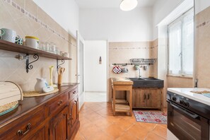 冷蔵庫、オーブン、コンロ、コーヒー / ティーメーカー