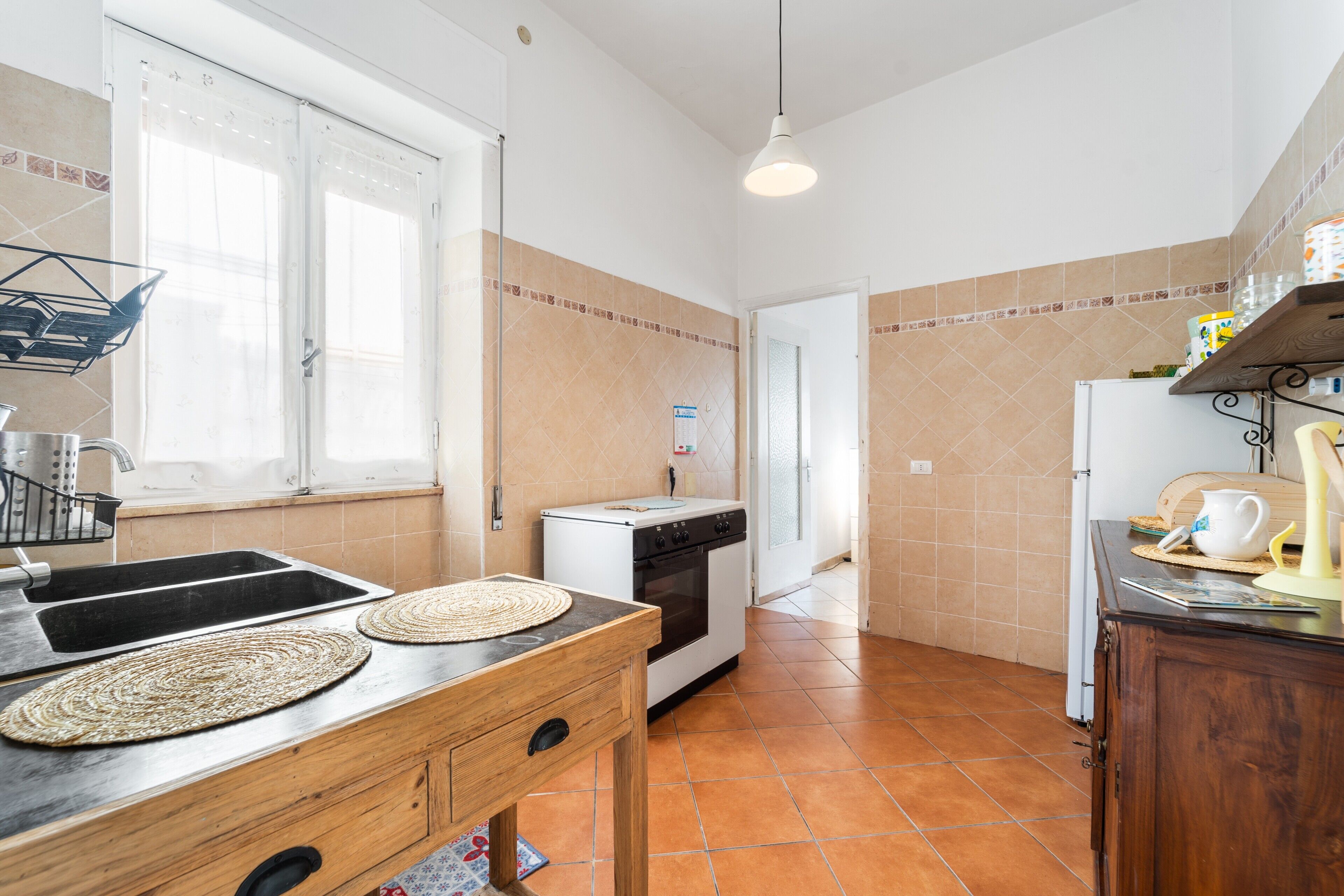 Fridge, oven, stovetop, coffee/tea maker