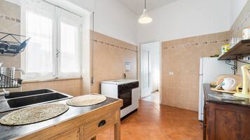 Fridge, oven, stovetop, coffee/tea maker