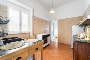 ثلاجة، فرن، موقد طهي مسطح، ماكينة لصنع القهوة/الشاي