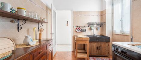 Refrigerador, horno, parrilla de estufa y cafetera y tetera