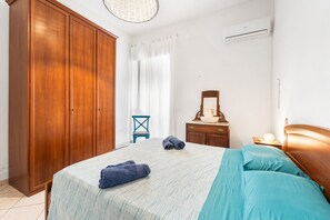 2 bedrooms, bed sheets - Sardinia - Calasetta Town (Calasetta)