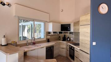 Een koelkast, een microgolfoven, een oven, een kookplaat