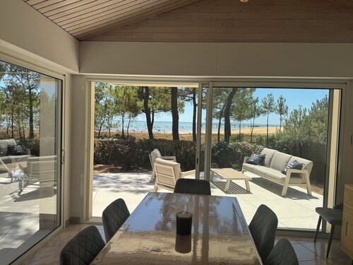 House facing the sea, 4 bedrooms 3 bathrooms, 80m from the beach