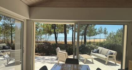House facing the sea, 4 bedrooms 3 bathrooms, 80m from the beach
