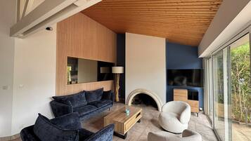 Smart-tv en een open haard